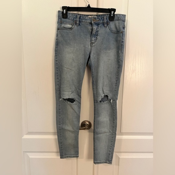 FREE PEOPLE 27 Destroyed Skinny Jean In Josie Wash Distressed - Picture 3 of 12